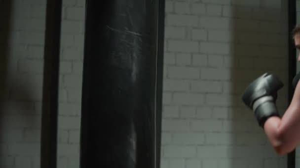 Athletische Kämpferin Trainiert Ihre Schläge Schlägt Einen Boxsack Trainingstag Der — Stockvideo