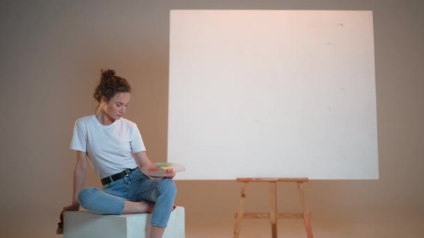 Žena Umělec Sedí Blízkosti Obrazu Velké Plátno Pozadí Prezentace Obrazu — Stock video