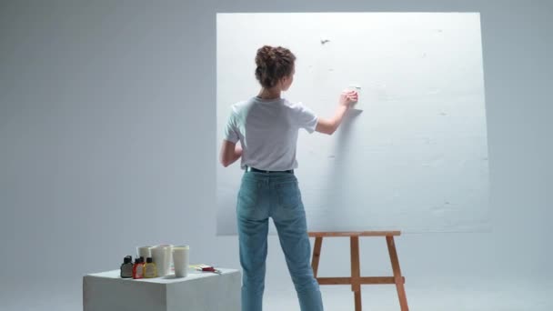Arkaya Bakan Genç Kadın Sanatçı Beyaz Bir Odada Büyük Bir — Stok video