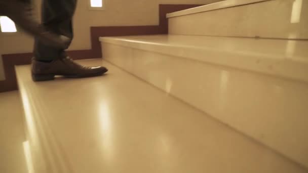 年轻的商人在酒店的楼梯上 看到脚 商务旅行 — 图库视频影像