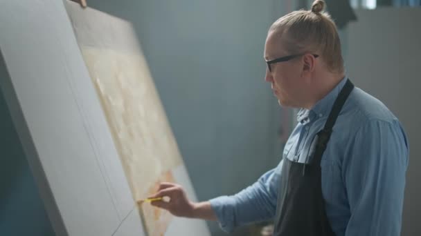 Creatief Aan Het Werk Een Getalenteerde Volwassen Kunstenaar Bedekt Het — Stockvideo