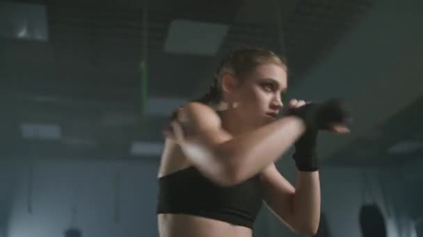Žena Profesionální Bojovník Trénuje Své Rány Tréninkový Den Boxerské Tělocvičně — Stock video