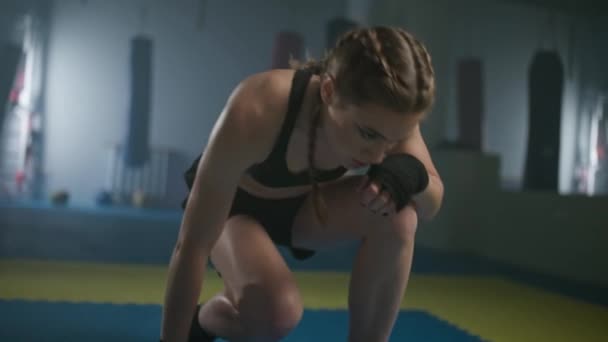 Motivación Mujer Cansada Luchadora Levanta Continúa Entrenando Entrena Sus Golpes — Vídeos de Stock