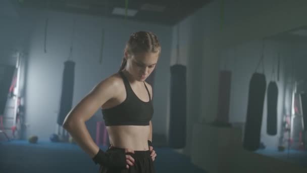 Foco Suave Retrato Uma Mulher Lutadora Séria Ginásio Boxe Olhando — Vídeo de Stock
