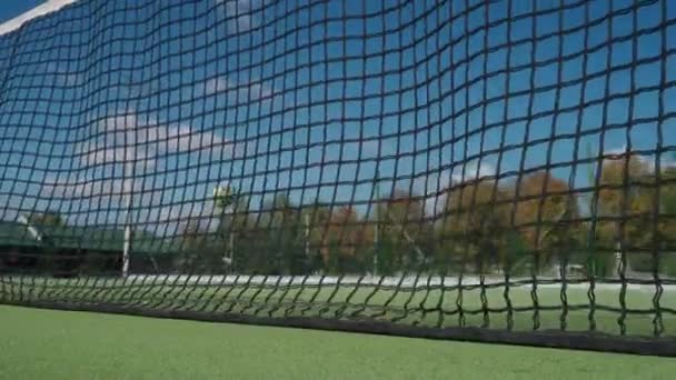 Солнечный День Мяч Попадает Сетку Теннис Траннинга Игры Открытый Корт — стоковое видео