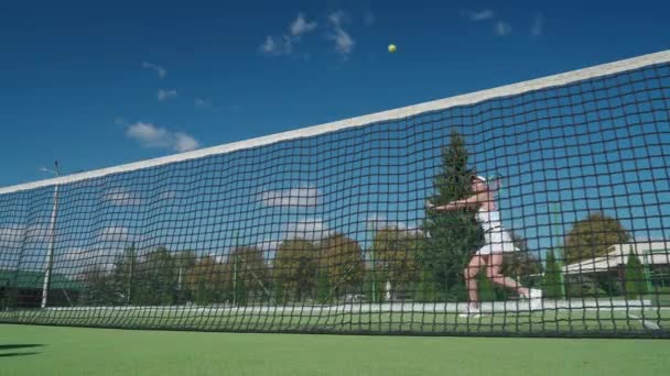 Летом Профессиональный Теннисист Бьет Мячу Ракеткой Тренируется Теннисном Корте Женщина — стоковое видео