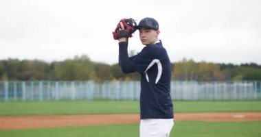 Kolej sporları, atıcı topu vurucuya, beysbol maçına, 4 km yavaş çekime fırlatıyor..