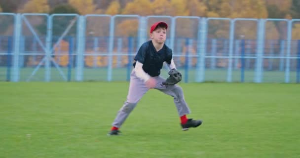 Turniej Baseballowy Szkole Miotacz Chłopiec Łapie Szybką Piłkę Rękawicy Sporty — Wideo stockowe