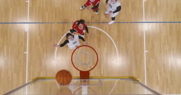 Жіноча Навчальна Гра Баскетболу Протистояння Двох Команд Баскетболістів Активна Гра — стокове відео