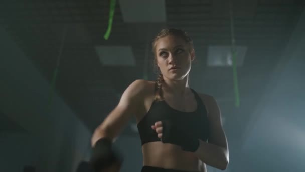 Mujer Joven Luchadora Profesional Calienta Antes Una Pelea Gimnasio Boxeo — Vídeos de Stock