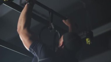 Yumuşak odaklı, tekerlekli sandalyedeki engelli atlet yatay çubukta barfiks çekiyor, beden eğitimi ve fiziksel aktivite, engelli insanlar....