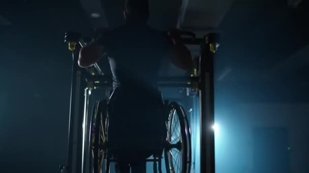 Fortitude Atleta Disabile Sedia Rotelle Esegue Pull Sulla Barra Orizzontale — Video Stock
