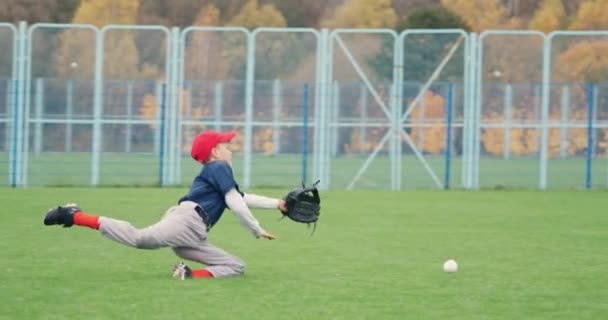 Torneio Beisebol Escola Arremessador Menino Não Pegar Bola Rápida Caindo — Vídeo de Stock