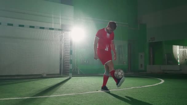 Jonge Voetballer Voert Trucs Met Een Voetbal Voedt Gooit Bal — Stockvideo