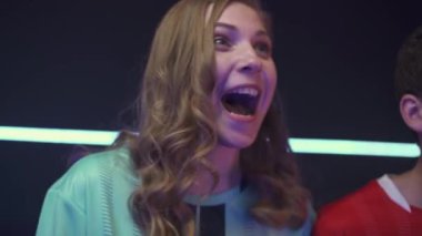Esports, oyuncular oyun konsolunda bir video oyunu oynuyor, iki oyuncunun karşılaşması, bir oyun turnuvasında siber sporcular, kız oyunu kazanıyor..