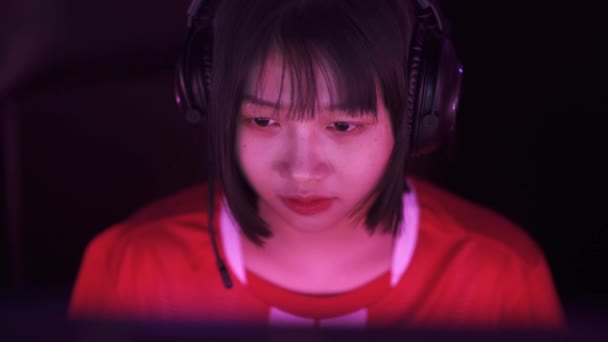 Portátil Retrato Una Jugadora Asiática Auriculares Juega Videojuego Deportista Cibernética — Vídeos de Stock