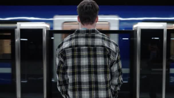在地下 后视镜下 一个年轻人走进了一辆地铁车 一个学生在上大学 公共交通 慢动作 — 图库视频影像