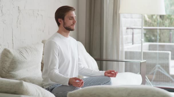 Mindfulness Estado Ánimo Tranquilo Joven Sienta Sofá Sala Estar Medita — Vídeos de Stock
