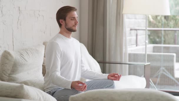 Wellness Mężczyzna Bieli Siedzi Kanapie Salonie Medytuje Spokojny Nastrój Relaksujący — Wideo stockowe