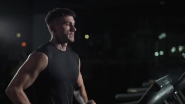 Sağlık, koşu bandında koşan genç sporcu, spor salonunda aerobik egzersiz ve dayanıklılık eğitimi, 4 km yavaş çekim..