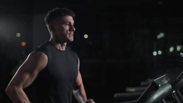 Bien Être Jeune Homme Athlétique Courir Sur Tapis Roulant Exercice — Video