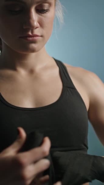 Mulher Lutadora Envolve Suas Mãos Com Bandagens Boxe Treinamento Boxe — Vídeo de Stock