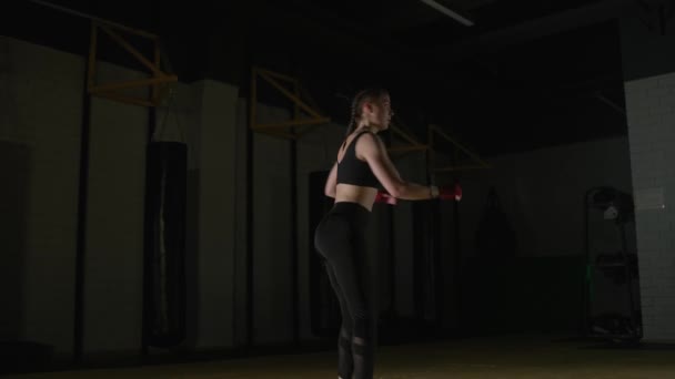 Ung Kvinna Fighter Tränar Sina Sparkar Boxning Gym Framifrån Slow — Stockvideo