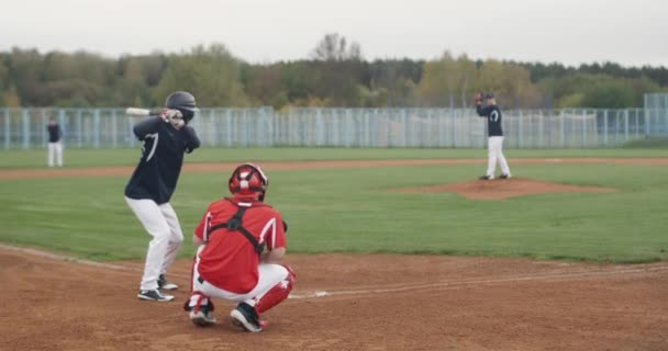 Beyzbol Tranş Oyunu Atıcı Topu Vurucuya Doğru Fırlatır Vurucu Başarılı — Stok video