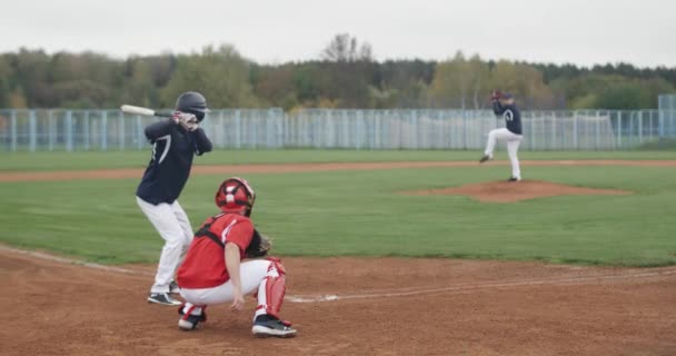 Vysokoškolské Sporty Baseball Traning Hra Nadhazovač Hodí Míč Směrem Tělu — Stock video