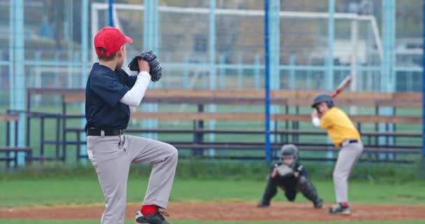 Turniej Baseballowy Szkole Chłopcy Grają Baseball Miotacz Rzuca Piłkę Kierunku — Wideo stockowe