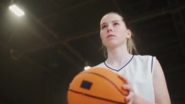 Sportif yaşam tarzı, basketbol antrenmanı, odaklanmış kız oyuncu basketbolu başarıyla potaya atıyor..
