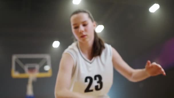 Jonge Vrouwelijke Basketbalspeler Slaat Bal Van Vloer Warmt Voor Wedstrijd — Stockvideo