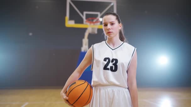 Портрет Молодої Дівчини Баскетболістки Тримає Руках Дивиться Камеру Чемпіонат Баскетболу — стокове відео