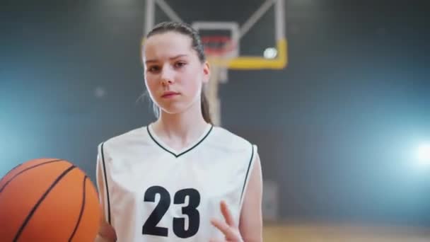 Soft Focus Portret Van Een Jong Meisje Basketbalspeler Gooit Bal — Stockvideo