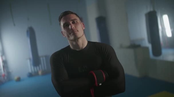 Retrato Homem Desportivo Lutador Após Treino Duro Ginásio Boxe Câmera — Vídeo de Stock