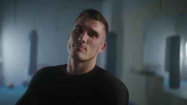 Boks salonundaki sıkı çalışmadan sonra bir erkek dövüşçünün portresi, 4K ağır çekim..