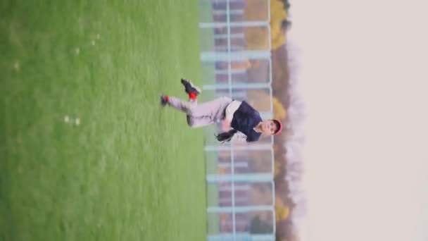 Okulda Beyzbol Turnuvası Var Atıcı Çocuk Koşuyor Eldivenle Topu Başarıyla — Stok video