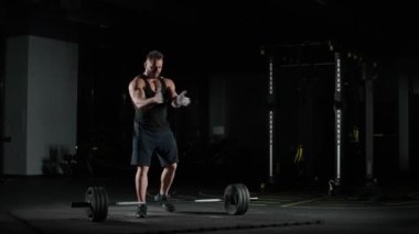 Halter, beyaz tenli atlet halterle egzersiz yapıyor, halter kaldırıyor ve spor salonunda ağırlık çalışması yapıyor..