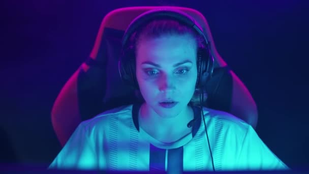 Ritratto Una Donna Concentrata Gamer Cuffia Gioca Videogioco Cybersportsman Emotivo — Video Stock