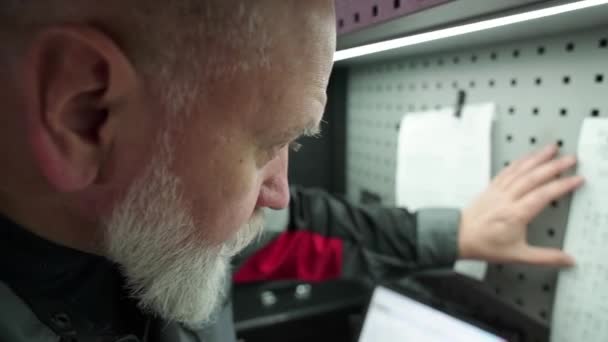 头发灰白 穿着工作服的工人 在货车工作前做好技术工程师准备的工人使用笔记本电脑 设备维修和保养服务 — 图库视频影像