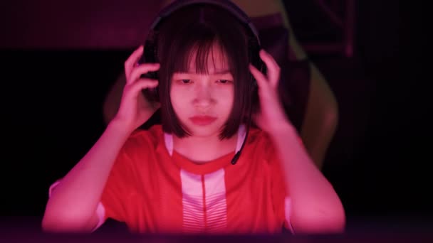 Porträt Einer Asiatischen Spielerin Mit Kopfhörer Spielt Ein Videospiel Cyber — Stockvideo