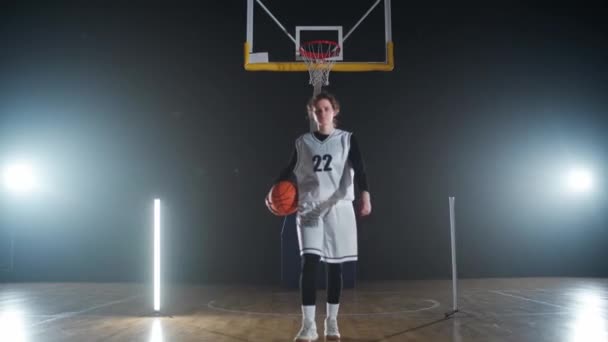 Ritratto Una Giocatrice Professionista Basket Con Una Palla Mano Guardando — Video Stock