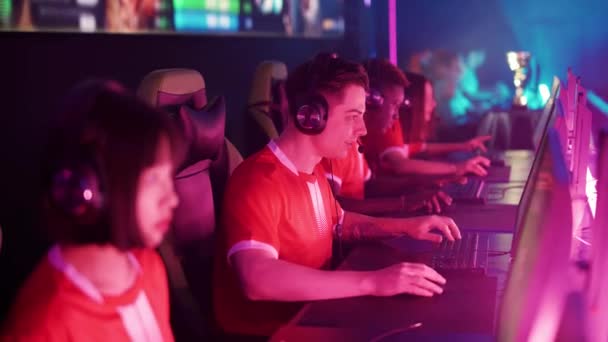 Belarus Minsk Ocak 2022 Kulaklıklı Oyuncular Video Oyunu Oynuyorlar Siber — Stok video