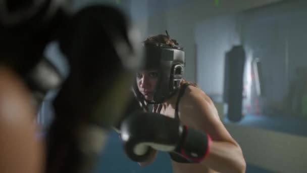 Dövüş Iki Kadın Dövüşçünün Dövüşü Koruyucu Ekipmanlar Giymesi Boks Salonunda — Stok video