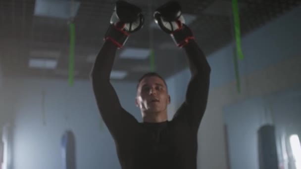 Portrét Sportovního Bojovníka Tvrdém Tréninku Boxerské Tělocvičně Bojovník Zvedne Ruce — Stock video