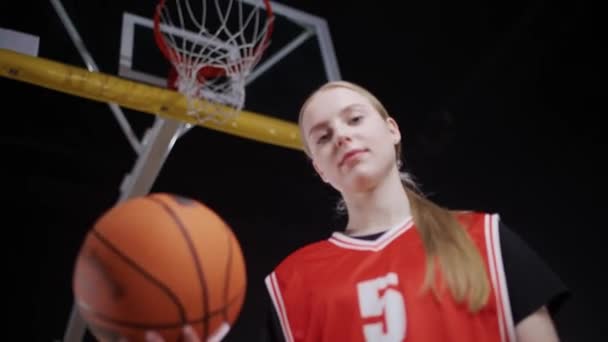 Який Фокус Портрет Спортивної Жінки Баскетболістка Тримає Руках Дивиться Камеру — стокове відео