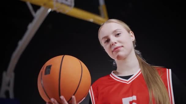 Retrato Una Joven Jugador Baloncesto Sosteniendo Una Pelota Sus Manos — Vídeo de stock