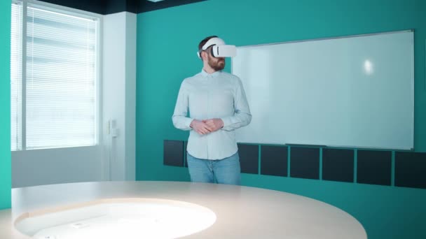 Empresário Óculos Realidade Virtual Apresentação Usando Tecnologias Modernas Uma Sala — Vídeo de Stock