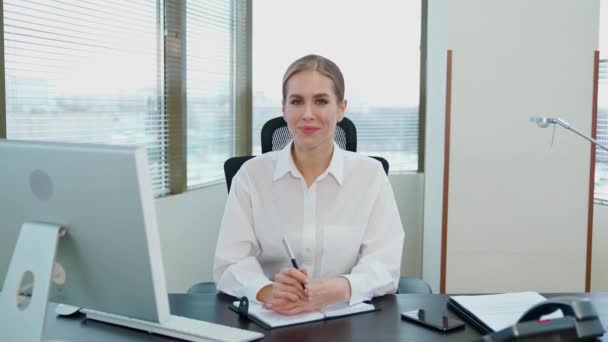 Ritratto Una Donna Manager Seduta Sul Posto Lavoro Ufficio Allegra — Video Stock