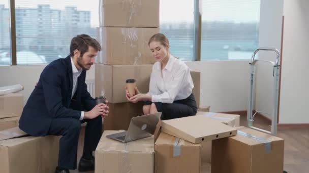 Przeprowadzka Nowego Biura Pracownicy Biurowi Siedzący Kartonowych Pudełkach Komunikacja Picie — Wideo stockowe